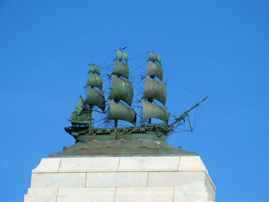 Erobererschiff am Hafen