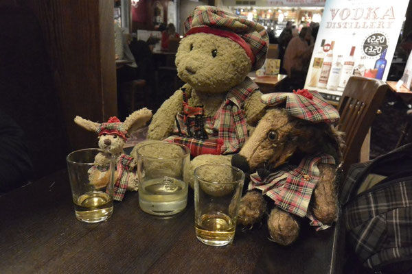 Kasimir, Cäsar und Fredi beim Whiskytrinken im Pub