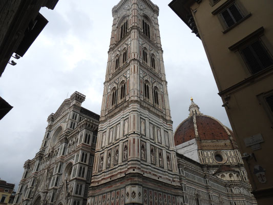 der Campanile Giottos als Teil des Gebäudekomplexes des Duomo