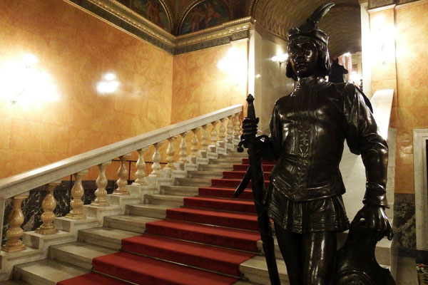 Treppenaufgang zum Aufführungssaal der Ungarischen Staatsoper - gut bewacht