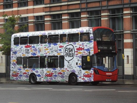 Ui, ich Fredi, hab eine eigene Doppeldeckerbus-Werbung