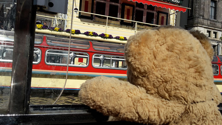 Ich, Kasimir, auf Grachtenfahrt in Amsterdam