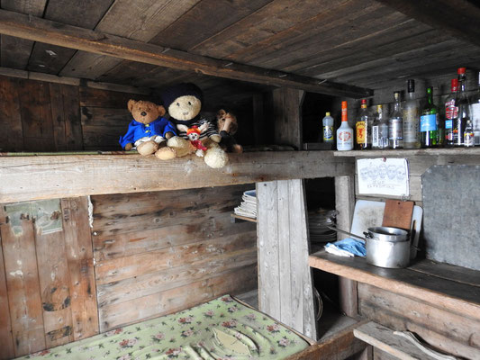 Wir, Kasimir - Cäsar - Fredi und Kerl, auf dem Bett in der Texas Bar. Also die Matratze, ne, die hat aber auch schon bessere Zeiten gehabt.