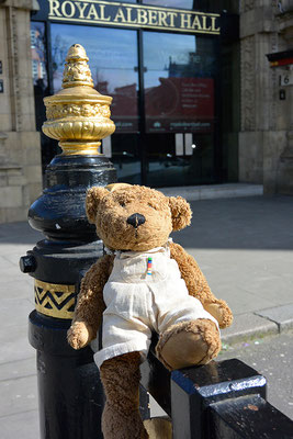 Kerl vor der Royal Albert Hall in London