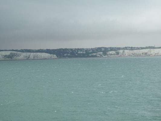 Da sind sie, die Kreidefelsen von Dover.