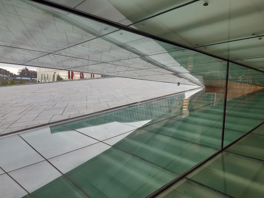 Blick vom Foyer der Osloer Oper von drinnen nach draußen