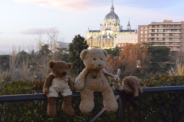 wir vor Santa María la Real de La Almudena