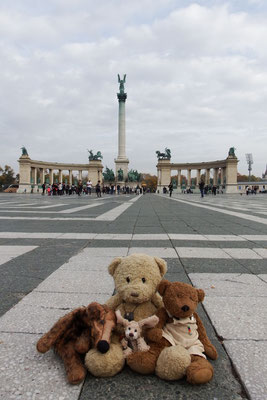 Kasimir, Cäsar, Fredi und Kerl auf dem Heldenplatz in Budapest