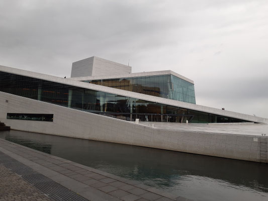 Blick von der Seitenstrasse auf die Oper Oslos