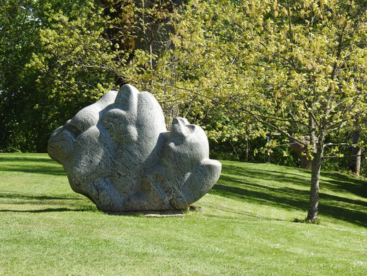 Naturstein-Skulptur des Bildhauers Indulis Ranka im Gauja Nationalpark auf dem Dainu-Berg