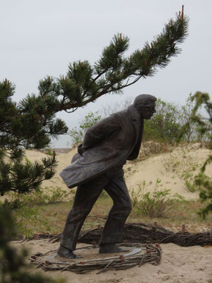 Skulptur 'Gegen den Wind' von Klaudijus Pūdymas, die auf der Parniddener Düne steht. Das Aussehen ist an Jean-Paul Sartre angelehnt.