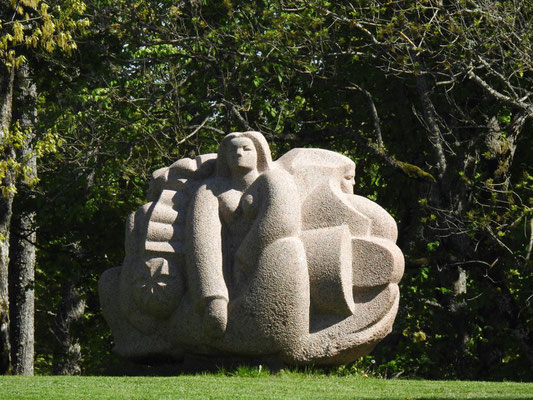 Naturstein-Skulptur des Bildhauers Indulis Ranka im Gauja Nationalpark auf dem Dainu-Berg