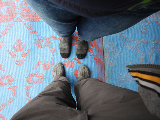 Ihre und Katrins Socken ... weil, man muss vor dem Betreten einer Moschee die Schuhe ausziehen - wir nicht, da Pfoten unbeschuht
