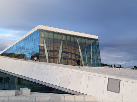 Blick auf den Eingangsbereich der Oper Oslos