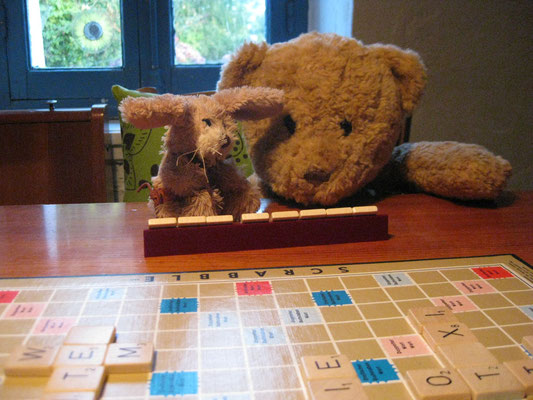 wir beim Scrabbel spielen in Bannalec, Bretagne, Frankreich