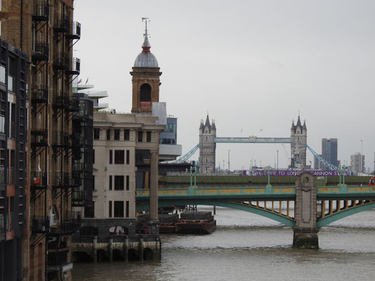 Blick von der Millenium Bridge auf die Tower Bridge