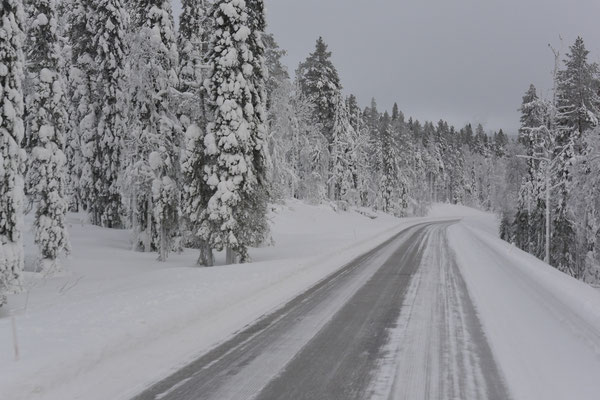 Straßenverhältnisse in Lappland