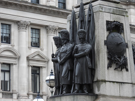 Guards Crimean War Memorial, das an den Sieg der Alliierten im Krimkrieg von 1853–56 erinnert.