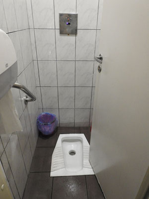 Passend zum Straßennamen... . Wer hätte gedacht, dass es diese WC-Art im Baltikum gibt. Kannten wir bisher nur noch aus China.