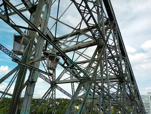 Loschwitzer Brücke, auch das Blaue Wunder (wegens blauen Anstriches) genannt, die seit 1893 die Villenviertel Loschwitz und Blasewitz miteinander verbindet