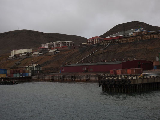 Wir nähern uns Barentsburg.