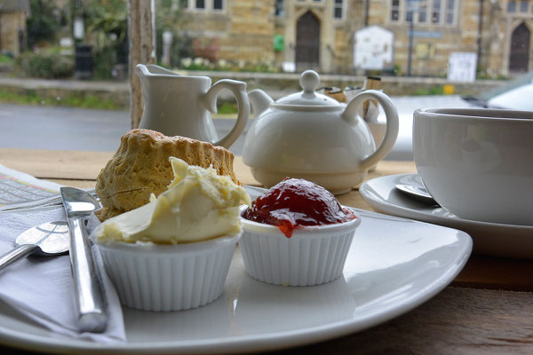 Kasimir, Cäsar, Fredi und Kerl essen Scones im Cinderellas in Shanklin