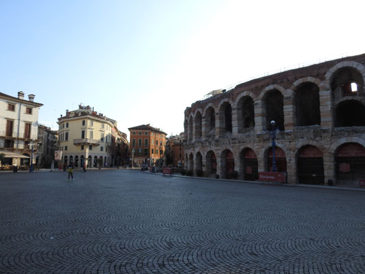 die Arena Veronas an der Piazza Bra am frühen Morgen