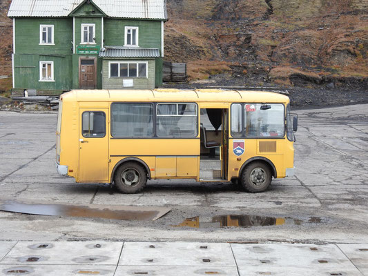 Unser Bus, der uns mehr als 200 Stufen Aufstieg in die Siedlung erspart.