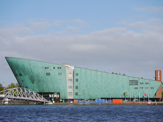 Wir (Kasimir, Cäsar und Fredi) bestaunen das Nemo-Gebäude in Amsterdam.