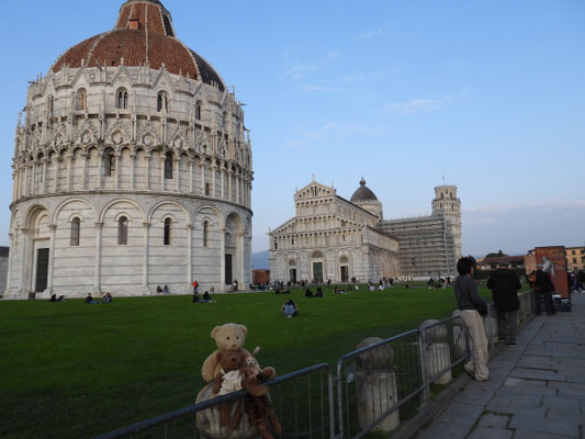 wir vor dem Baptisterium und dem schiefen Turm von Pisa