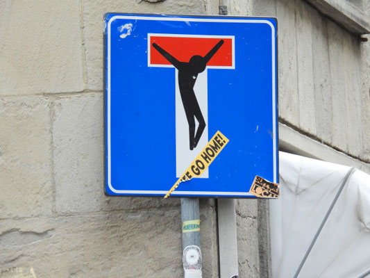 Street Art auf Verkehrsschild in Florenz