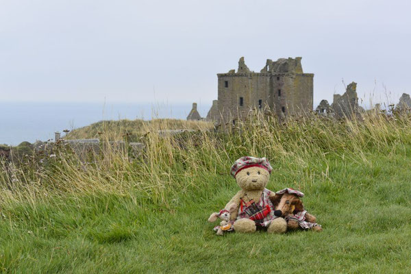 Kasimir, Cäsar und Fredi vor dem Dunnotar Castle, Schottland