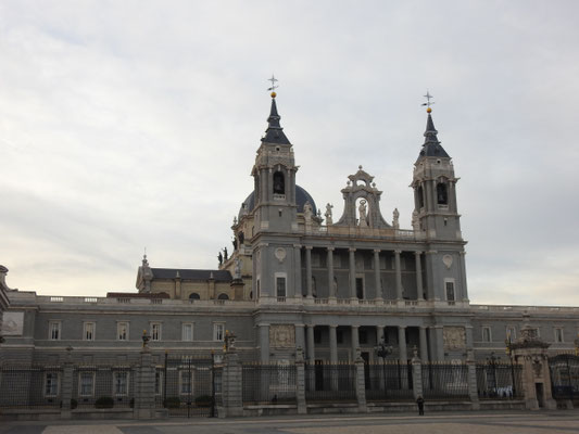 Kathedrale Alumdena, Zugang vom Innenhof des Palacio Real, Madrid