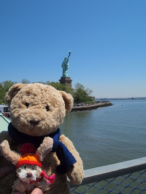 wir auf dem Weg nach Ellis Island vor der Freiheitsstatue, New York