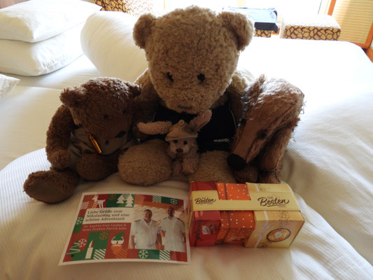 Und unser Kapitän und der Hoteldirektor versüßen uns ebenfalls Nikolaus, danke schön.