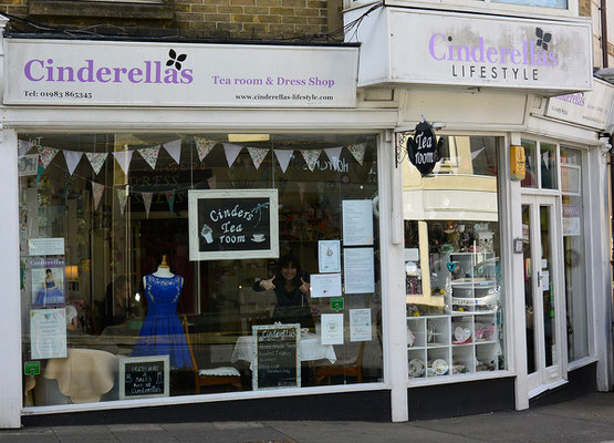 Kasimir, Cäsar, Fredi und Kerl essen Scones im Cinderellas in Shanklin