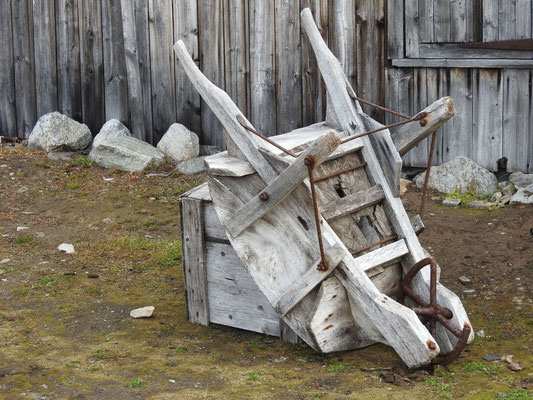 Oha, eine Schubkarre tatsächlich ganz aus Holz - Respekt.