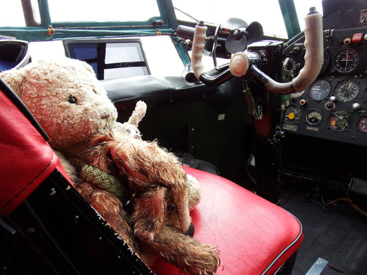 Kasimir, Cäsar und Fredi im Cockpit des Roten Baron