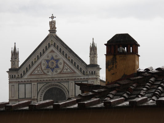 Blick vom Klassenraum auf die Kirche Santa Croce