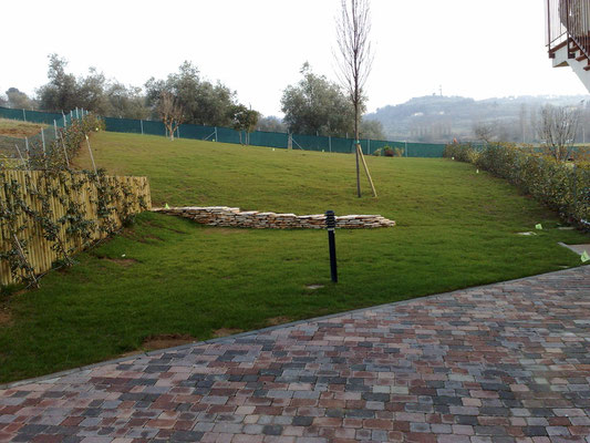 Giardino in semina con muretto di contenimento zona