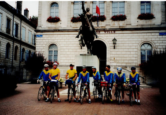 étape à Domrémy, photo de départ avec "Jeanne D'arc"