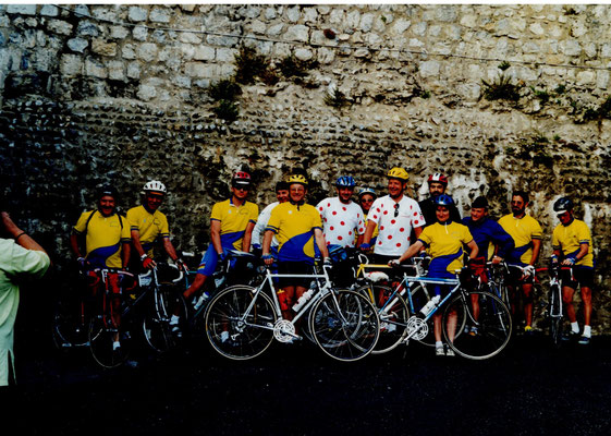 départ de Saint Bertrand de Comminges (certains avaient revêtu le maillot à pois ! ils l'ont vite enlevé, ensuite !