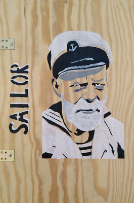 Sailor auf einem Kistendeckel