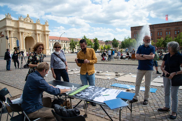 Fußabdruck-Aktion auf dem Luisenplatz