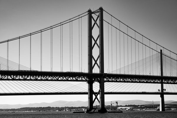 Michael Bremer Forth Road Bridge mit Queensferry sw Kopie