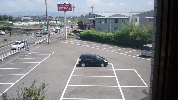 店舗正面　駐車場４０台