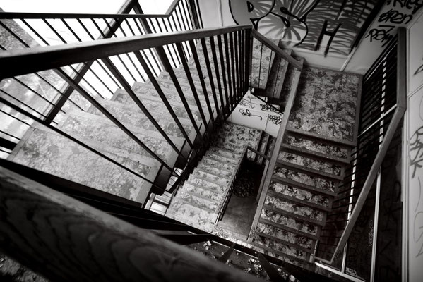 photographie d'art photo lieu abandonné usine escaliers noir et blanc deco cadre contemporain achat