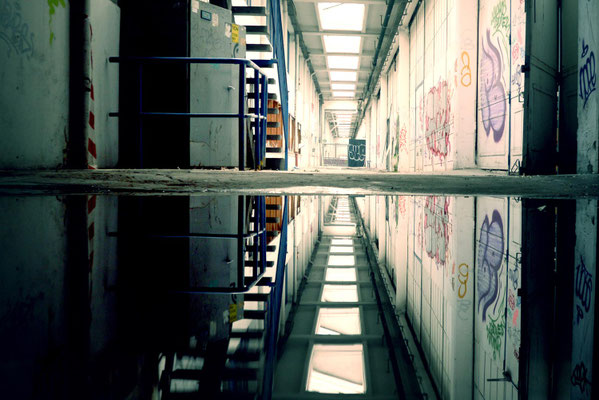 photographie d'art photo lieu abandonné usine reflet eau perspective architecture désaffectée