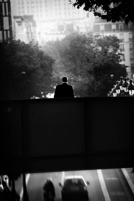 photographie d'art photo noir et blanc homme sur pont paris ville paysage urbain masculin deco