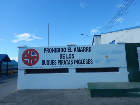...die Argentinier und ihre Falklandinseln. Oder eben nicht ihre, die gehören den Engländern, was die Argentinier nie akzeptieren werden...darum dürfen die Schiffe der "Piratenengländer" hier nicht ankern!